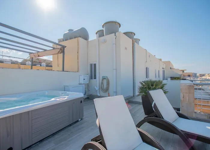 Kernice Penthouse With Sea And Country Views Of Xghajra