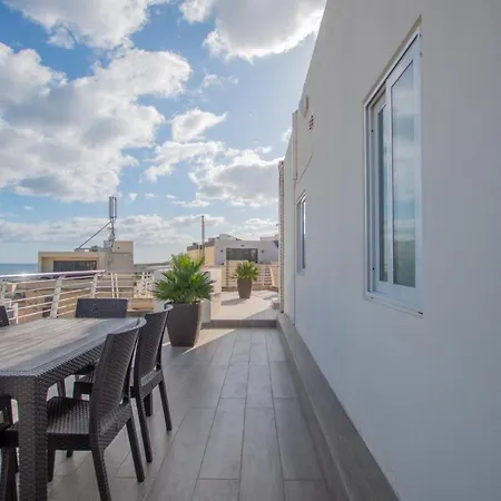 Kernice Penthouse With Sea And Country Views Of Xghajra