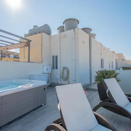 Kernice Penthouse With Sea And Country Views Of Xghajra